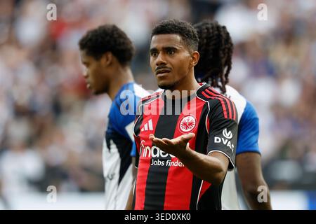 Frankfurt Am Main, Deutschland Mai 2026. V.l.n.r. Ansgar Knauff (Eintracht Frankfurt, 7), im Bundesliga-Spiel zwischen Eintracht Frankfurt und dem Hamburger SV in der Deutschen Bank Park, Frankfurt am Main, Deutschland, am 2. Mai 2026. Im Einsatz beim Bundesliga-Spiel zwischen Eintracht Frankfurt und dem Hamburger SV im Deutschen Bank Park Frankfurt am 2. Mai 2026. DFB-/DFL-VORSCHRIFTEN VERBIETEN DIE VERWENDUNG VON FOTOS ALS BILDSEQUENZEN UND/ODER QUASI-VIDEO. QUELLE: HMB MEDIA/ALAMY LIVE NEWS Stockfoto