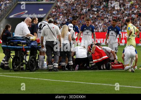 Frankfurt Am Main, Deutschland Mai 2026. V.l.n.r. im Bundesliga-Spiel zwischen Eintracht Frankfurt und dem Hamburger SV in der Deutschen Bank Park, Frankfurt am Main, Deutschland, am 2. Mai 2026. Im Einsatz beim Bundesliga-Spiel zwischen Eintracht Frankfurt und dem Hamburger SV im Deutschen Bank Park Frankfurt am 2. Mai 2026. DFB-/DFL-VORSCHRIFTEN VERBIETEN DIE VERWENDUNG VON FOTOS ALS BILDSEQUENZEN UND/ODER QUASI-VIDEO. QUELLE: HMB MEDIA/ALAMY LIVE NEWS Stockfoto