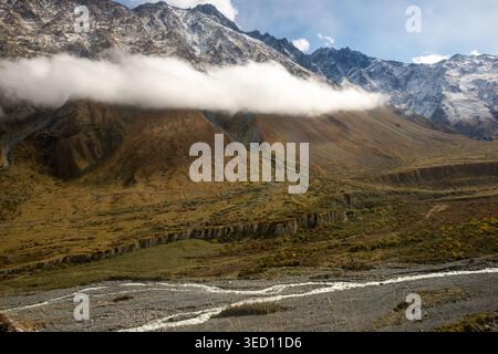 Das majestätische Kaukasus in der Nähe des Dorfes Stepantsminda (früher bekannt als Kazbegi) in Georgien Stockfoto
