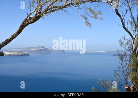 Atemberaubende vulkanische Klippen und die Landschaft des Roten Strandes vor der türkisfarbenen Ägäis, Santorin, Griechenland. Stockfoto