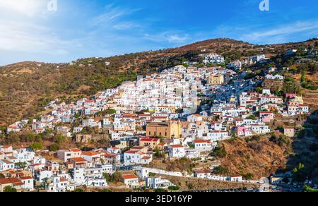 Panoramablick auf den Sonnenuntergang der Hauptstadt Ioulis - Ioulida auf der Insel Kea - Tzia, Kykladen, Griechenland Stockfoto