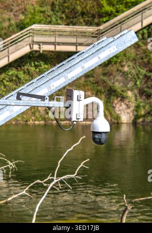 CCTV-Überwachungskamera, die über einer Wasserschleuse installiert ist, um den Durchfluss und die Gate-Funktion zu überwachen. Professionelles Überwachungssystem für die Arbeitssicherheit. Wasser Stockfoto