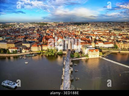 Blick aus der Vogelperspektive auf die Altstadt von Prag, Tschechien, während eines farbenfrohen Sonnenuntergangs im Sommer Stockfoto
