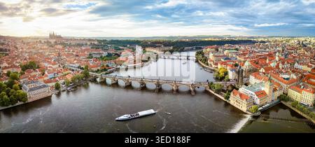 Panoramablick auf die Stadtlandschaft von Prag mit Altstadt, Karlsbrücke, Moldau und Burg bei Sonnenuntergang im Sommer Stockfoto