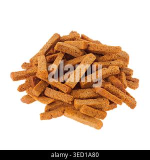 Haufen knuspriger brauner Roggenstäbchen Croutons isoliert auf weißem Hintergrund. Fastfood-Vorlage für Menü, Werbung, Cover. Stockfoto