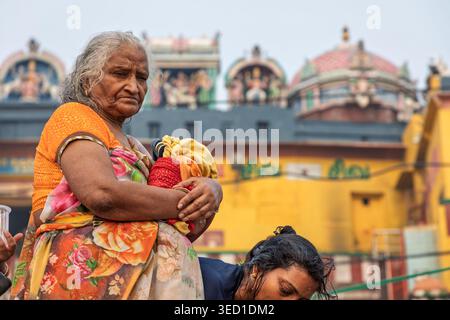 Porträt einer einheimischen Frau vor dem Hindutempel in Kedar Ghat, Varanasi, Uttar Pradesh, Indien Stockfoto