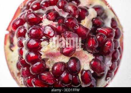 Granatapfelsamen in einem Überkopf mit Textur angeordnet. Stockfoto