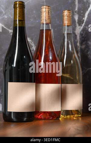 Drei Weinflaschen mit Korken auf einer Holzoberfläche Stockfoto