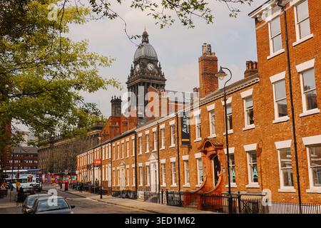 Blick auf den Uhrenturm der Leeds Town Hall hinter historischen roten Backsteingebäuden an der Park Lane, Leeds, West Yorkshire, England, Großbritannien Stockfoto