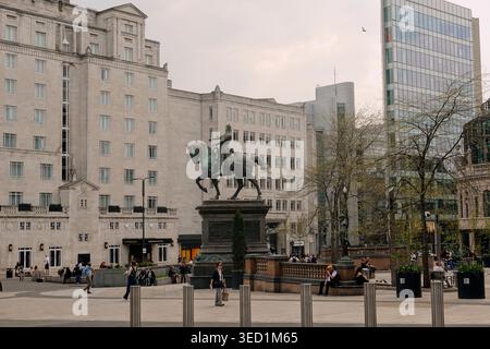 Die Reiterstatue des Black Prince auf dem City Square, mit dem historischen Queens Hotel im Hintergrund, Leeds, West Yorkshire, England, Großbritannien Stockfoto