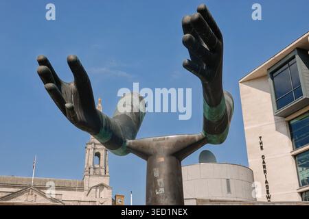 Bronzeskulptur „beide Arme“ von Kenneth Armitage in Mandela Gardens, Millennium Square, Leeds, West Yorkshire, England, UK Stockfoto