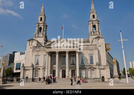 Leeds Civic Hall mit seinen Doppeltürmen und goldenen Eulen mit Blick auf den Millennium Square, Leeds, West Yorkshire, England, Großbritannien Stockfoto