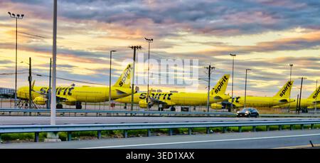 Newark, New Jersey, USA. Mai 2026 Newark, New Jersey, USA Sun geht über Spirit Airlines. Spirit Airlines-Flugzeuge parkten am Rande der Rollbahn am Newark Liberty International Airport, Newark, NJ, nachdem Spirit Airlines alle Flüge am frühen Morgen am 2. Mai 2026 ohne Vorwarnung eingestellt hatte, sodass Passagiere gestrandet waren und Mitarbeiter keine Arbeit hatten. Das Foto wurde von der I-95 aufgenommen. Quelle: Rick Friedman/Alamy Live News Stockfoto