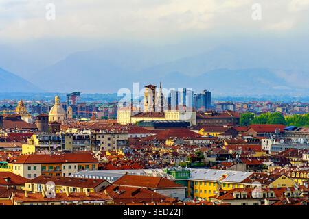 Panoramablick auf das Stadtzentrum von Turin mit Kirchtürmen, Piemont, Italien. Stockfoto