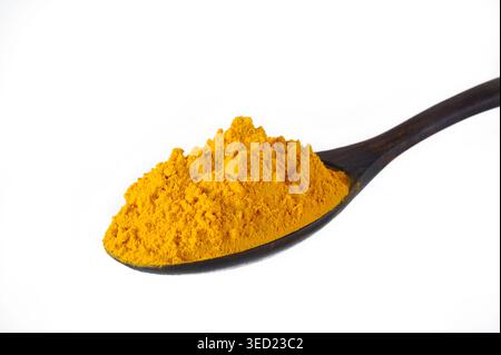 Kurkumapulver im Holzlöffel Stockfoto