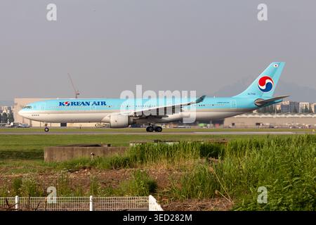 Ein koreanisches Airbus A330-300-Flugzeug mit der Zulassung HL7709 auf der Start- und Landebahn am Gimpo International Airport (RKSS) in Seoul, Südkorea Stockfoto