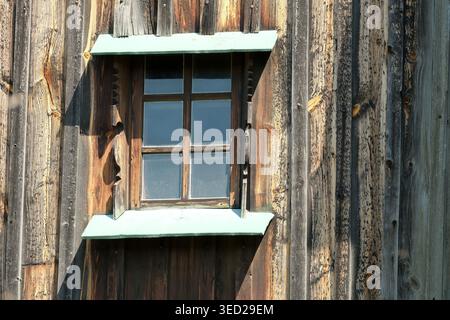 Ein alter Holzrahmen offenbart die Schönheit der Natur an einem sonnigen Tag. Stockfoto