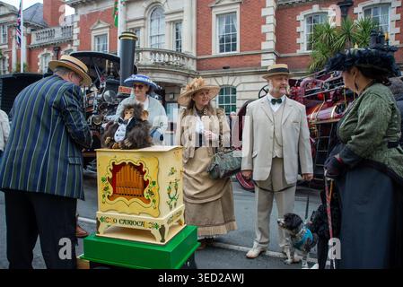 Llandudno, Wales, Vereinigtes Königreich. Mai 2026. Während der jährlichen Llandudno Victorian Extravaganza, die am Wochenende der Feiertage im Mai stattfindet, werden Besucher von einem Teddybären in viktorianischer Kleidung begleitet. Quelle: Geoff Wedge/Alamy Live News Stockfoto