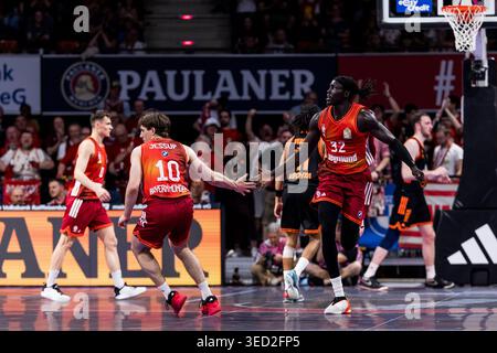 MÜNCHEN – 03. MAI: Justinian Jessup (FC Bayern München, 10) und Wenyen Gabriel (FC Bayern München, 32) erreichten beim easyCredit Basketball-Bundesliga-Spiel zwischen dem FC Bayern München gegen Rasta Vechta im BMW Park am 32. Spieltag der easyCredit Basketball-Bundesliga am 03. Mai 2026 in München. Stockfoto