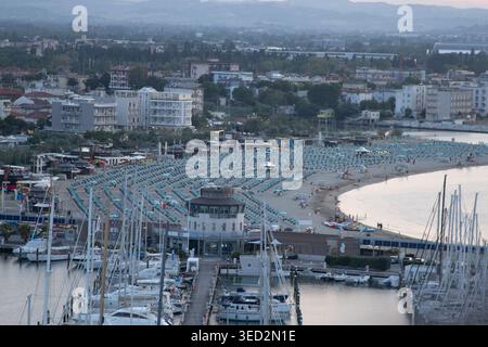 Seehafen der italienischen Stadt Rimini. Breites Sandstrand-Resort mit Liegestühlen und Sonnenschirmen mit Blick auf die Küste. Hotelappartements. Port Italy Nacht Stockfoto