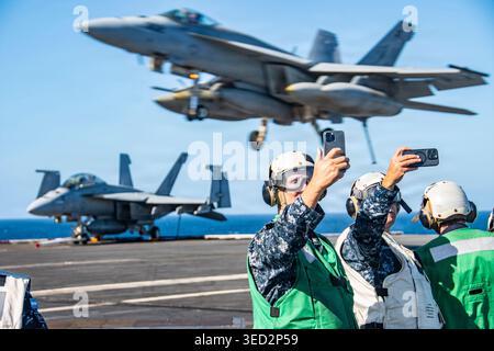 USS Nimitz, USA. 30. April 2026. Argentinische Regierungs- und Militärführer machen Selfies während der Übung Southern Seas am 30. April 2026 auf dem Atlantischen Ozean auf dem Flugdeck des Flugzeugträgers USS Nimitz der Nimitz-Klasse. Der argentinische Präsident Javier Milei und andere tourten durch die Fluggesellschaft und sahen sich die Operationen an. Quelle: MC2 Jaron Wills/U.S. Navy Photo/Alamy Live News Stockfoto