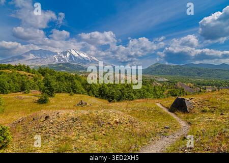 Mount St. Helens Volcanic Monument, Washington, USA - 23. Juni 2025: Wanderer erkunden die Wanderwege in der Nähe des Mount St. Helens. Stockfoto
