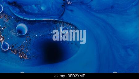 Leuchtende Pailletten Marmor Tinte blaue Wasserwellen Textur Stockfoto