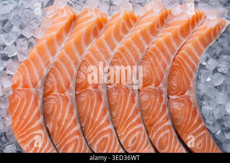 Frische Lachssteaks auf dem Markt für rohe Fisch und Meeresfrüchte mit Blick von oben Stockfoto