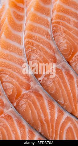 Vertikale Lachssteaks auf dem Eismarkt mit Meeresfrüchten und rohem Fisch Stockfoto