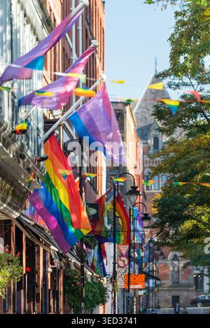 Rainbow Pride Flaggen hängen entlang der Canal Street im Gay Village in Manchester, England, Großbritannien Stockfoto