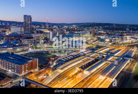Sheffield Bahnhof bei Nacht beleuchtet, Luftbild über dem Stadtzentrum in South Yorkshire, mit umliegenden Straßen und Gebäuden Stockfoto