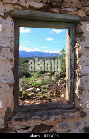 Karoo-Fenster. Blick von einem alten verlassenen Ferienhaus in der Plathuis Region, nicht weit von Ladismith. Stockfoto