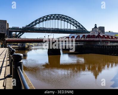 Blick auf die Tyne Bridge und die Swing Bridge über den Fluss Tyne in Newcastle upon Tyne an einem sonnigen Tag Stockfoto