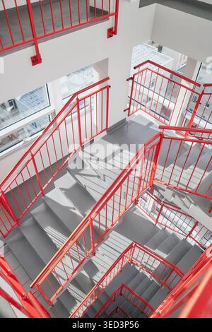 Das Innere eines Treppenhauses in einem hohen Gebäude. Stockfoto