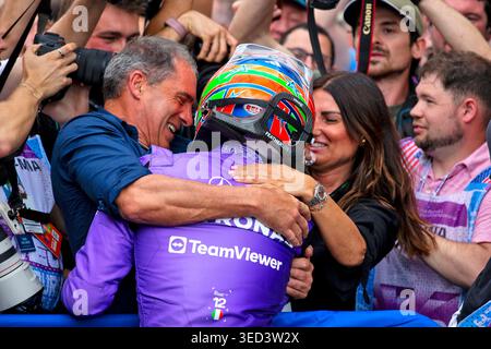 Miami, USA. Mai 2026. Rennsieger Andrea Kimi Antonelli (ITA) Mercedes AMG Formel 1 Team feiert im parc Ferme mit seinem Vater Marco Antonelli (ITA) und seiner Mutter Elisabetta Antonelli (ITA). 03.05.2026. Formel-1-Weltmeisterschaft, Rd 4, Miami Grand Prix, Miami, Florida, USA, Wettkampftag. Das Foto sollte lauten: XPB/Alamy Live News. Stockfoto