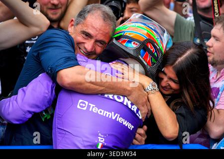 Miami, USA. Mai 2026. Rennsieger Andrea Kimi Antonelli (ITA) Mercedes AMG Formel 1 Team feiert im parc Ferme mit seinem Vater Marco Antonelli (ITA) und seiner Mutter Elisabetta Antonelli (ITA). 03.05.2026. Formel-1-Weltmeisterschaft, Rd 4, Miami Grand Prix, Miami, Florida, USA, Wettkampftag. Das Foto sollte lauten: XPB/Alamy Live News. Stockfoto