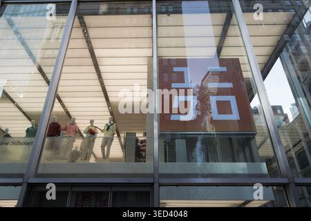 Uniqlo Flagship Store an der Fifth Avenue, Midtown Manhattan, New York City, 24. April 2026. Stockfoto
