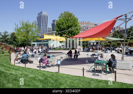 Besucher entspannen sich im Little Island Park am Hudson River, Manhattan, New York City, 1. Mai 2026. Stockfoto