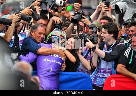 Miami, USA. Mai 2026. Rennsieger Andrea Kimi Antonelli (ITA) Mercedes AMG Formel 1 Team feiert im parc Ferme mit seinem Vater Marco Antonelli (ITA) und seiner Mutter Elisabetta Antonelli (ITA). 03.05.2026. Formel-1-Weltmeisterschaft, Rd 4, Miami Grand Prix, Miami, Florida, USA, Wettkampftag. Quelle: James Moy/Alamy Live News Stockfoto