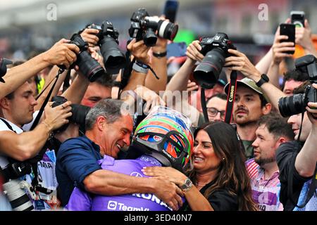 Miami, USA. Mai 2026. Rennsieger Andrea Kimi Antonelli (ITA) Mercedes AMG Formel 1 Team feiert im parc Ferme mit seinem Vater Marco Antonelli (ITA) und seiner Mutter Elisabetta Antonelli (ITA). 03.05.2026. Formel-1-Weltmeisterschaft, Rd 4, Miami Grand Prix, Miami, Florida, USA, Wettkampftag. Quelle: James Moy/Alamy Live News Stockfoto