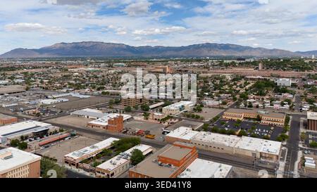 Luftaufnahme der Stadt Albuquerque mit den Sandia Mountains im Hintergrund Stockfoto