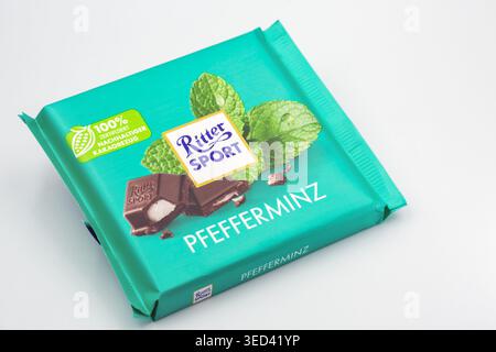 Kiew, Ukraine - 28. Januar 2026: Großaufnahme der Ritter Sport Pfefferminz Schokoladenriegel Verpackung mit Minzblättern Design auf türkisfarbenem Wrapper Großansicht auf W Stockfoto