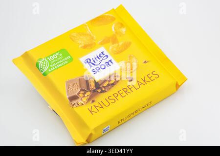 Kiew, Ukraine - 28. Januar 2026: Nahaufnahme der Ritter Sport Crispy Flakes Schokoladenriegelverpackung mit Crisps-Design auf gelber Verpackung auf weiß Stockfoto