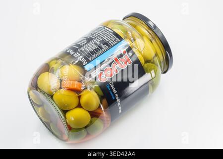 Kiew, Ukraine - 10. Februar 2026: Glas mit mediterranem Olivencocktail der Marke Corbi mit grünen Oliven und Gemüse in Salzlake. Behälter la Stockfoto