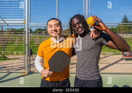 Verschiedene Freunde genießen das Pickleball-Spiel auf dem Platz Stockfoto