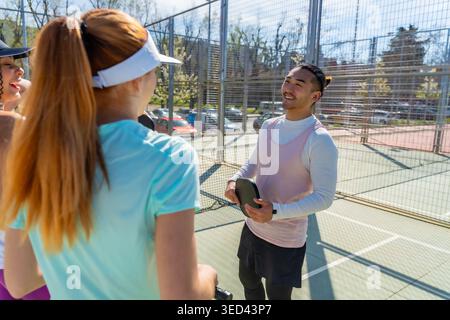 Verschiedene Freunde genießen Pickleball-Matches auf dem Platz Stockfoto