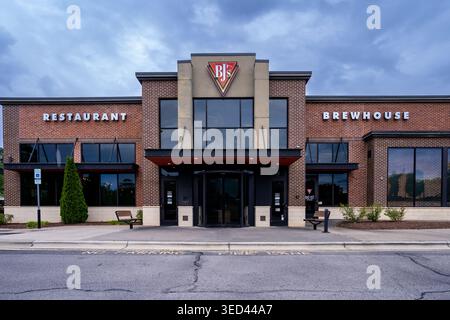 BJ's Restaurant and Brewhouse Exterieur Building mit Markenzeichen und zwangloser Atmosphäre im Restaurant Stockfoto