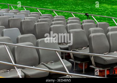 Chicago feiert den St. Patricks Day, indem er den Fluss grün färbt. Viele Menschen genießen die Tradition, während die Stadt dieses lebhafte Ereignis voller Reize begrüßt Stockfoto