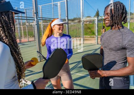 Verschiedene Freunde genießen Pickleball auf dem Platz im Freien Stockfoto