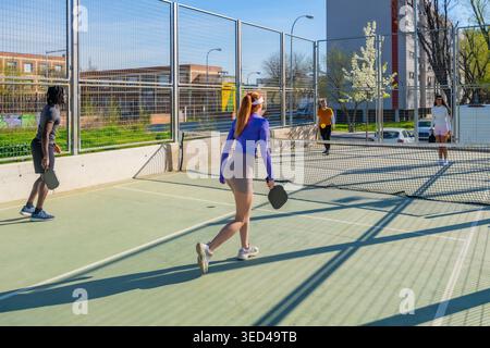 Verschiedene Freunde spielen im Freien Pickleball Stockfoto